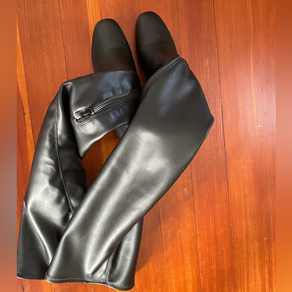 Wore once over knees length very soft leather fit well